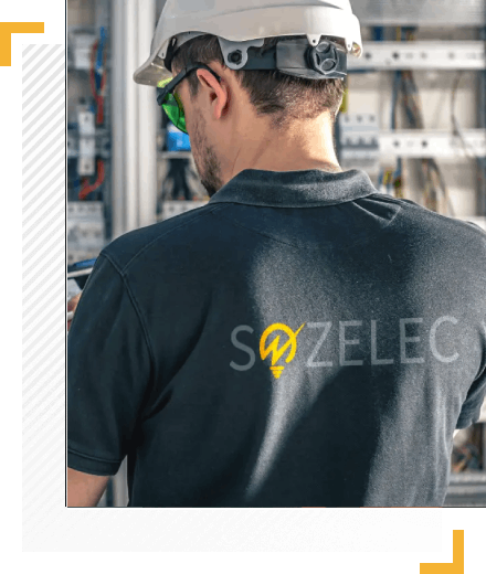 technicien en cours d’intervention électricien en France posant un tableau électrique