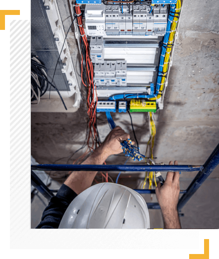 électricien en train d’installer un tableau électrique